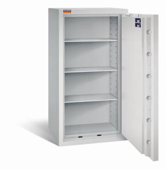 Geöffneter lichtgrauer Wertschutzschrank mit massivem Korpus und offener Tür. Im inneren befinden sich drei höhenverstellbare Fachböden. Der Tresor steht vor einem weißen Hintergrund.