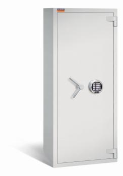 Geschlossener lichtgrauer Wertschutzschrank mit massivem Korpus und geschlossener Tür. Die Tür verfügt über ein Elektronisches Schloss. Der Tresor steht vor einem weißen Hintergrund.