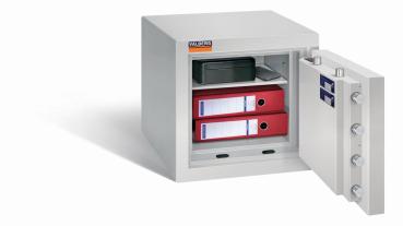 Geöffneter lichtgrauer Wertschutzschrank mit massivem Korpus und offener Tür. Im inneren befindet sich ein höhenverstellbarer Fachboden mit 2 Ordner, eine Bargeldkassette und ein Handy. Der Tresor steht vor einem weißen Hintergrund.