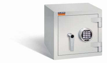 Geschlossener lichtgrauer Wertschutzschrank mit massivem Korpus und geschlossener Tür. Die Tür verfügt über ein Elektronisches Schloss. Der Tresor steht vor einem weißen Hintergrund.