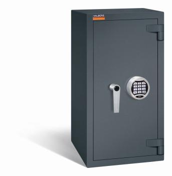 Geschlossener graphitgrauer  Wertschutzschrank mit massivem Korpus und geschlossener Tür. Die Tür verfügt über Elektronisches Schloss. Tresor steht vor einem weißen Hintergrund.