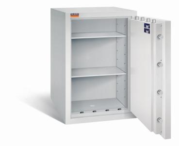 Lichtgrauer Wertschutzschrank mit geöffneter Tür. Sichtbare Türverriegelung und Zertifikate. Innen leer mit zwei Fachböden. Vor weißem Hintergrund.