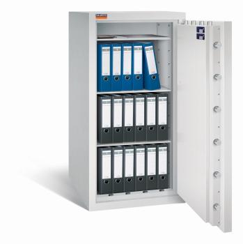 Ein lichtgrauer Wertschutzschrank mit einer geöffneten Tür. Im Innenraum befinden sich eine Reihe blaue und zwei Reihen schwarze Aktenordner. Das Produkt steht vor einem weißen Hintergrund.
