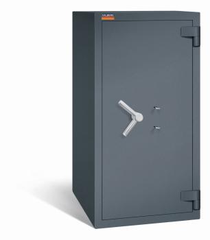 Ein graphitgrauer Wertschutzschrank mit zwei Doppelbart-Sicherheitsschlössern. Die Tür ist geschlossen. Das Produkt befindet sich vor einem weißen Hintergrund.