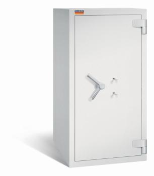 Ein lichtgrauer Wertschutzschrank mit zwei Doppelbart-Sicherheitsschlössern. Die Tür ist geschlossen. Das Produkt befindet sich vor einem weißen Hintergrund.
