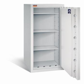 Lichtgrauer Wertschutzschrank mit geöffneter Tür. Sichtbare Türverriegelung und Zertifikate. Innen leer mit drei Fachböden. Vor weißem Hintergrund.