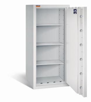Lichtgrauer Wertschutzschrank mit geöffneter Tür. Sichtbare Türverriegelung und Zertifikate. Innen leer mit drei Fachböden. Vor weißem Hintergrund.