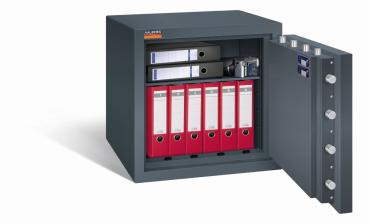 Ein graphitgrauer Wertschutzschrank mit einer geöffneten Tür. Im Innenraum befinden sich eine Reihe rote Aktenordner, zwei schwarze Aktenordner und eine Kamera. Das Produkt steht vor einem weißen Hintergrund.