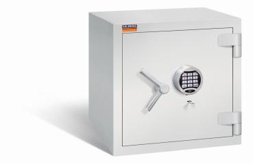 Ein lichtgrauer Wertschutzschrank mit einem Doppelbart-Sicherheitsschloss und einem Elektronischen Schloss. Die Tür ist geschlossen. Das Produkt befindet sich vor einem weißen Hintergrund.