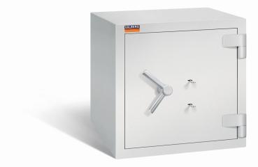 Ein lichtgrauer Wertschutzschrank mit zwei Doppelbart-Sicherheitsschlössern. Die Tür ist geschlossen. Das Produkt befindet sich vor einem weißen Hintergrund.