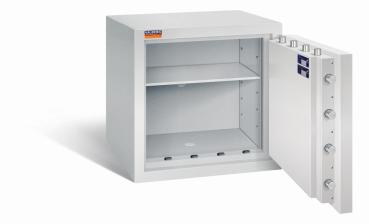 Lichtgrauer Wertschutzschrank mit geöffneter Tür. Sichtbare Türverriegelung und Zertifikate. Innen leer mit einem Fachboden. Vor weißem Hintergrund.