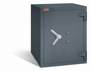 Ein graphitgrauer Wertschutzschrank mit zwei Doppelbart-Sicherheitsschlössern. Die Tür ist geschlossen. Das Produkt befindet sich vor einem weißen Hintergrund.