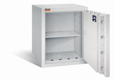 Lichtgrauer Wertschutzschrank mit geöffneter Tür. Sichtbare Türverriegelung und Zertifikate. Innen leer mit einem Fachboden. Vor weißem Hintergrund.