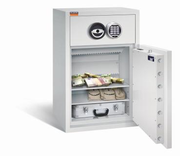 Ein lichtgrauer Deposittresor mit sichtbarer Türverriegelung. Im Innenraum befinden sich zwei Fachböden mit Geld, Geldbeuteln und einem Aktenkoffer. Das Produkt steht vor einem weißen Hintergrund.