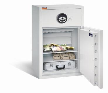 Ein lichtgrauer Deposittresor mit sichtbarer Türverriegelung. Im Innenraum befinden sich zwei Fachböden mit Geld, Geldbeuteln und einem Aktenkoffer. Das Produkt steht vor einem weißen Hintergrund.