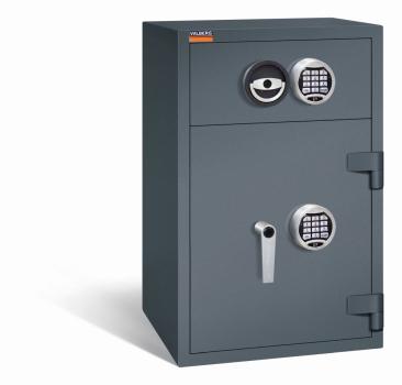 Ein graphitgrauer Deposittresor mit zwei elektronischen Schlössern, an der Tür und der Schublade. Die Tür und auch die Schublade sind verschlossen. Der Tresor steht vor einem weißen Hintergrund.