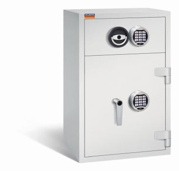 Ein lichtgrauer Deposittresor mit zwei elektronischen Schlössern, an der Tür und der Schublade. Die Tür und auch die Schublade sind verschlossen. Der Tresor steht vor einem weißen Hintergrund.