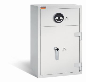 Ein lichtgrauer Deposittresor mit Doppelbart-Sicherheitsschloss. Die Tür und auch die Schublade sind verschlossen. Der Tresor steht vor einem weißen Hintergrund.