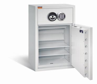 Ein lichtgrauer Deposittresor dessen Tür geöffnet ist. Im Türinnenraum befinden sich eine sichtbare Türverriegelung und Zertifikate. Der Innenraum ist leer und verfügt über zwei Fachböden. Der Tresor steht vor einem weißen Hintergrund