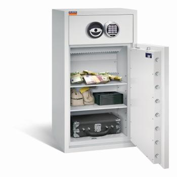 Ein lichtgrauer Deposittresor mit sichtbarer Türverriegelung. Im Innenraum befinden sich zwei Fachböden mit Geld, Geldbeuteln, einer Kassenbox und einem Aktenkoffer. Das Produkt steht vor einem weißen Hintergrund.