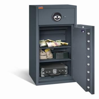 Ein graphitgrauer Deposittresor mit sichtbarer Türverriegelung. Im Innenraum befinden sich zwei Fachböden mit Geld, Geldbeuteln, einer Kassenbox und einem Aktenkoffer. Das Produkt steht vor einem weißen Hintergrund.