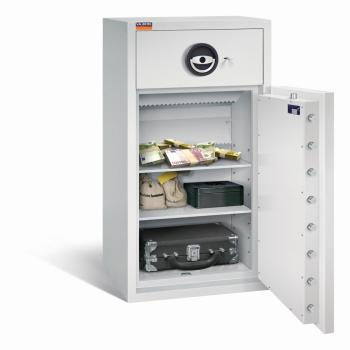 Ein lichtgrauer Deposittresor mit sichtbarer Türverriegelung. Im Innenraum befinden sich zwei Fachböden mit Geld, Geldbeuteln, einer Kassenbox und einem Aktenkoffer. Das Produkt steht vor einem weißen Hintergrund.