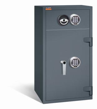 Ein graphitgrauer Deposittresor mit zwei elektronischen Schlössern, an der Tür und der Schublade. Die Tür und auch die Schublade sind verschlossen. Der Tresor steht vor einem weißen Hintergrund.