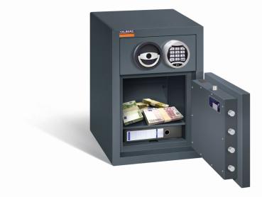 Ein graphitgrauer Deposittresor mit sichtbarer Türverriegelung. Im Innenraum befindet sich ein Fachboden mit Geld und einem Aktenordner. Das Produkt steht vor einem weißen Hintergrund.