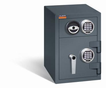 Ein graphitgrauer Deposittresor mit zwei elektronischen Schlössern, an der Tür und der Schublade. Die Tür und auch die Schublade sind verschlossen. Der Tresor steht vor einem weißen Hintergrund.