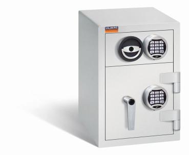 Ein lichtgrauer Deposittresor mit zwei elektronischen Schlössern, an der Tür und der Schublade. Die Tür und auch die Schublade sind verschlossen. Der Tresor steht vor einem weißen Hintergrund.