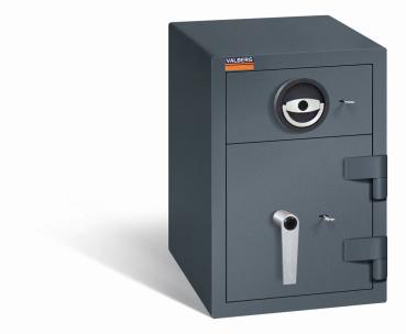 Ein graphitgrauer Deposittresor mit zwei Doppelbart-Sicherheitsschlössern. Die Tür und auch die Schublade sind verschlossen. Der Tresor steht vor einem weißen Hintergrund.