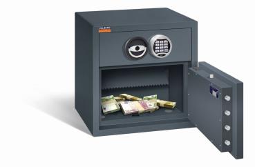 Ein graphitgrauer Deposittresor mit sichtbarer Türverriegelung. Im Innenraum befindet sich Geld. Das Produkt steht vor einem weißen Hintergrund.