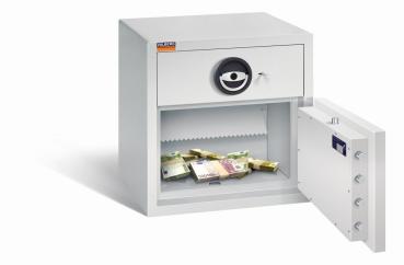 Ein lichtgrauer Deposittresor mit sichtbarer Türverriegelung. Im Innenraum befindet sich Geld. Das Produkt steht vor einem weißen Hintergrund.