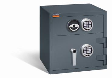 Ein graphitgrauer Deposittresor mit zwei elektronischen Schlössern, an der Tür und der Schublade. Die Tür und auch die Schublade sind verschlossen. Der Tresor steht vor einem weißen Hintergrund.