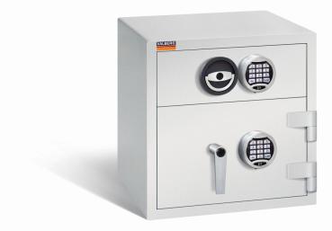 Ein lichtgrauer Deposittresor mit zwei elektronischen Schlössern, an der Tür und der Schublade. Die Tür und auch die Schublade sind verschlossen. Der Tresor steht vor einem weißen Hintergrund.