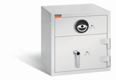 Ein lichtgrauer Deposittresor mit zwei Doppelbart-Sicherheitsschlössern. Die Tür und auch die Schublade sind verschlossen. Der Tresor steht vor einem weißen Hintergrund.