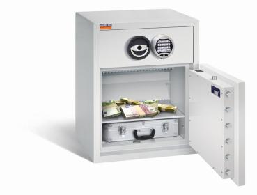 Ein lichtgrauer Deposittresor mit sichtbarer Türverriegelung. Im Innenraum befindet sich ein Fachboden mit Geld und einem Aktenkoffer. Das Produkt steht vor einem weißen Hintergrund.