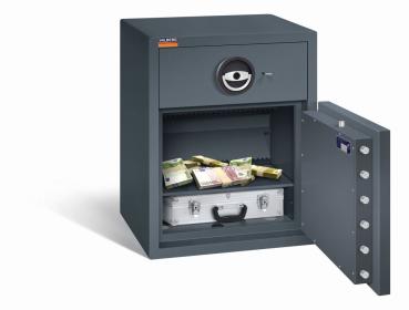 Ein graphitgrauer Deposittresor mit sichtbarer Türverriegelung. Im Innenraum befindet sich ein Fachboden mit Geld und einem Aktenkoffer. Das Produkt steht vor einem weißen Hintergrund.