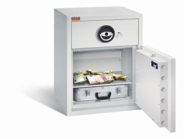 Ein lichtgrauer Deposittresor mit sichtbarer Türverriegelung. Im Innenraum befindet sich ein Fachboden mit Geld und einem Aktenkoffer. Das Produkt steht vor einem weißen Hintergrund.