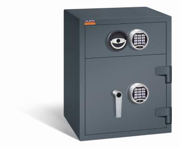 Ein graphitgrauer Deposittresor mit zwei elektronischen Schlössern, an der Tür und der Schublade. Die Tür und auch die Schublade sind verschlossen. Der Tresor steht vor einem weißen Hintergrund.