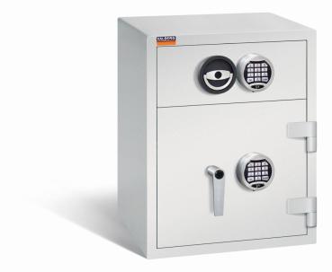 Ein lichtgrauer Deposittresor mit zwei elektronischen Schlössern, an der Tür und der Schublade. Die Tür und auch die Schublade sind verschlossen. Der Tresor steht vor einem weißen Hintergrund.