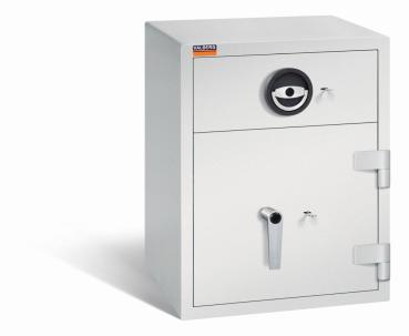 Ein lichtgrauer Deposittresor mit zwei Doppelbart-Sicherheitsschlössern. Die Tür und auch die Schublade sind verschlossen. Der Tresor steht vor einem weißen Hintergrund.
