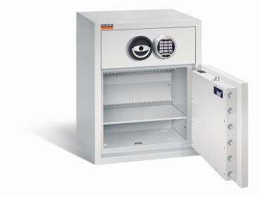 Ein lichtgrauer Deposittresor dessen Tür geöffnet ist. Im Türinnenraum befinden sich eine sichtbare Türverriegelung und ein Zertifikat. Der Innenraum ist leer und verfügt über einen Fachboden. Der Tresor steht vor einem weißen Hintergrund.