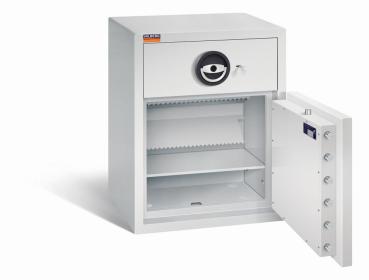 Ein lichtgrauer Deposittresor dessen Tür geöffnet ist. Im Türinnenraum befinden sich eine sichtbare Türverriegelung und ein Zertifikat. Der Innenraum ist leer und verfügt über einen Fachboden. Der Tresor steht vor einem weißen Hintergrund.