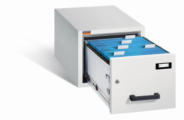 Geöffneter Lichtgrauer Aktenlagerschrank mit Doppelbart-Sicherheitsschloss. Die Schublade ist mit gummiummantelten Plastikgriffen und Etikettenhaltern ausgestattet. Im inneren sind blaue Akten. Der Tresor steht vor einem weißen Hintergrund.