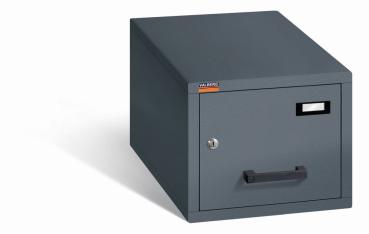 Geschlossener Graphitgrauer Aktenlagerschrank mit Doppelbart-Sicherheitsschloss.  Die Schublade ist mit gummiummantelten Plastikgriffen und Etikettenhaltern ausgestattet. Der Tresor steht vor einem weißen Hintergrund.