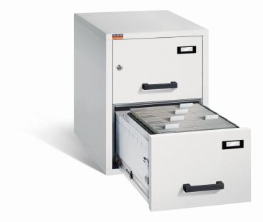 Lichtgrauer Aktenlagerschrank mit Doppelbart-Sicherheitsschloss.  Die Schubladen sind mit Plastikgriffen und Etikettenhaltern ausgestattet, wovon die untere offen ist. Im Inneren sind graue Akten. Weißer Hintergrund.