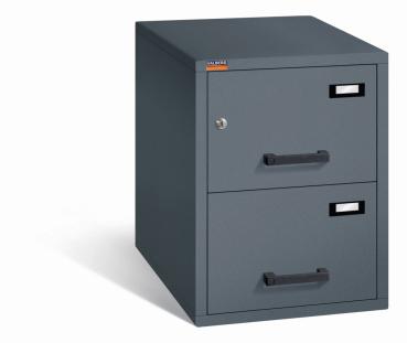 Geschlossener Graphitgrauer Aktenlagerschrank mit Doppelbart-Sicherheitsschloss. Beide Schubladen sind mit gummiummantelten Plastikgriffen und Etikettenhaltern ausgestattet. Der Tresor steht vor einem weißen Hintergrund.