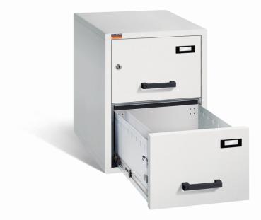 Lichtgrauer Aktenlagerschrank mit Doppelbart-Sicherheitsschloss.  Die Schubladen sind mit gummiummantelten Plastikgriffen und Etikettenhaltern ausgestattet, wovon die untere offen ist. Der Tresor steht vor einem weißen Hintergrund.
