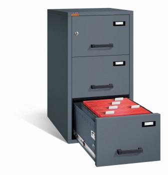 Graphitgrauer Aktenlagerschrank mit Doppelbart-Sicherheitsschloss. Alle drei Schubladen sind mit Plastikgriffen und Etikettenhaltern ausgestattet, wovon die untere offen ist. Im Inneren sind graue Akten. Weißer Hintergrund.